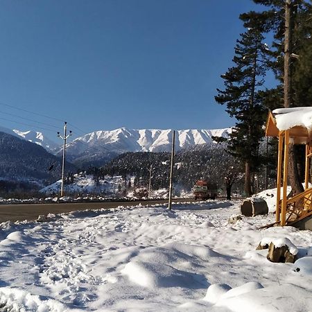 Everest Guest House Gulmarg Exteriör bild