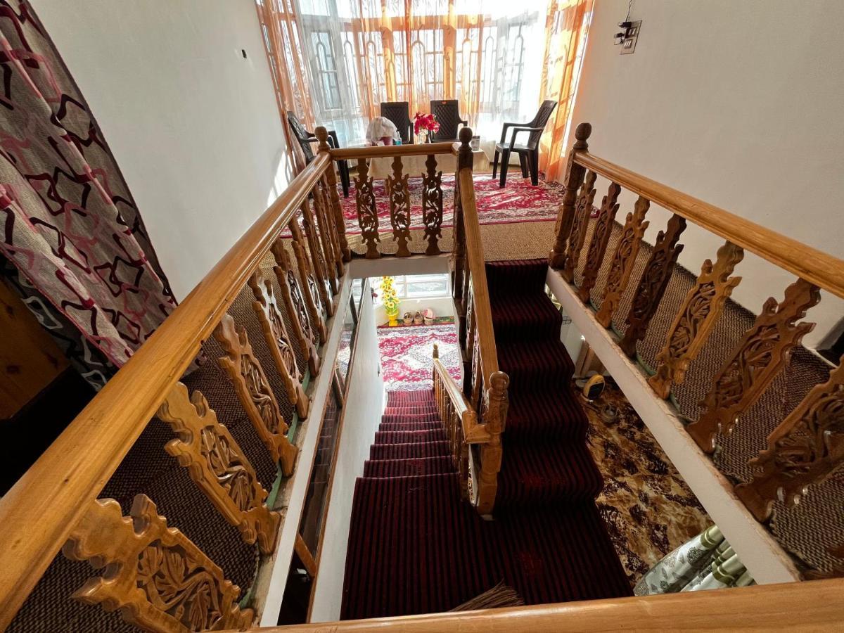 Everest Guest House Gulmarg Exteriör bild