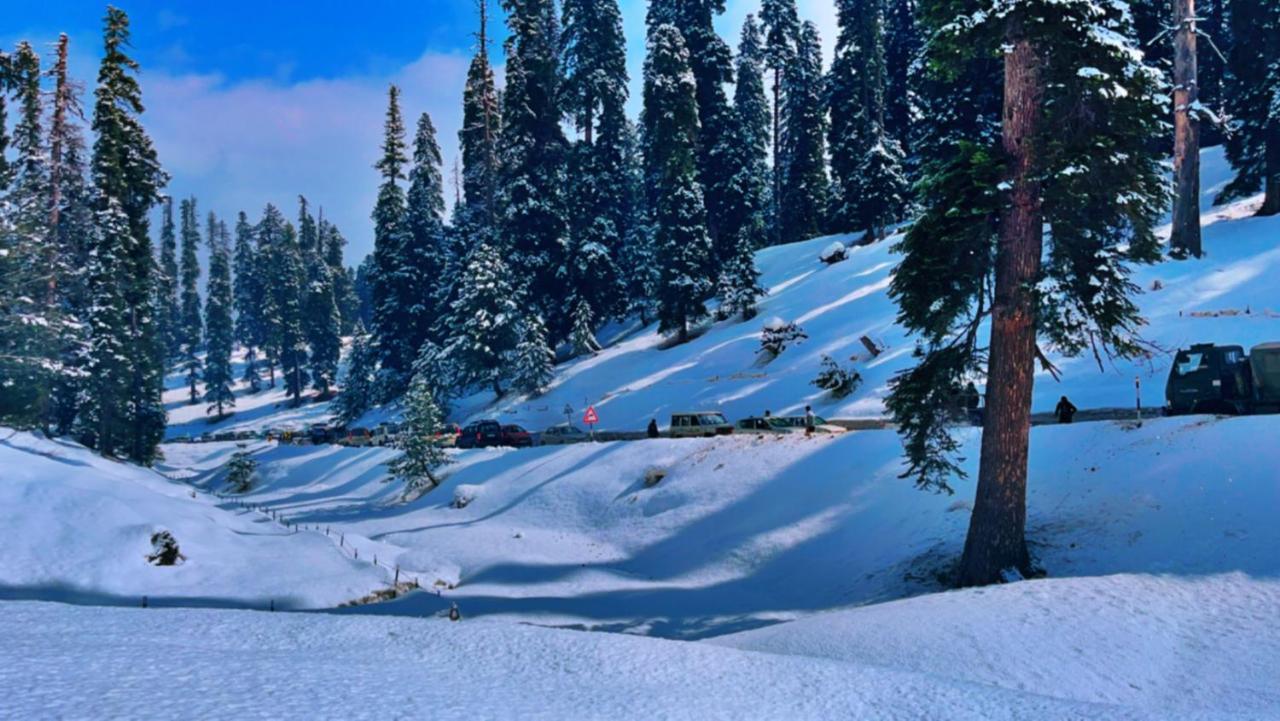 Everest Guest House Gulmarg Exteriör bild