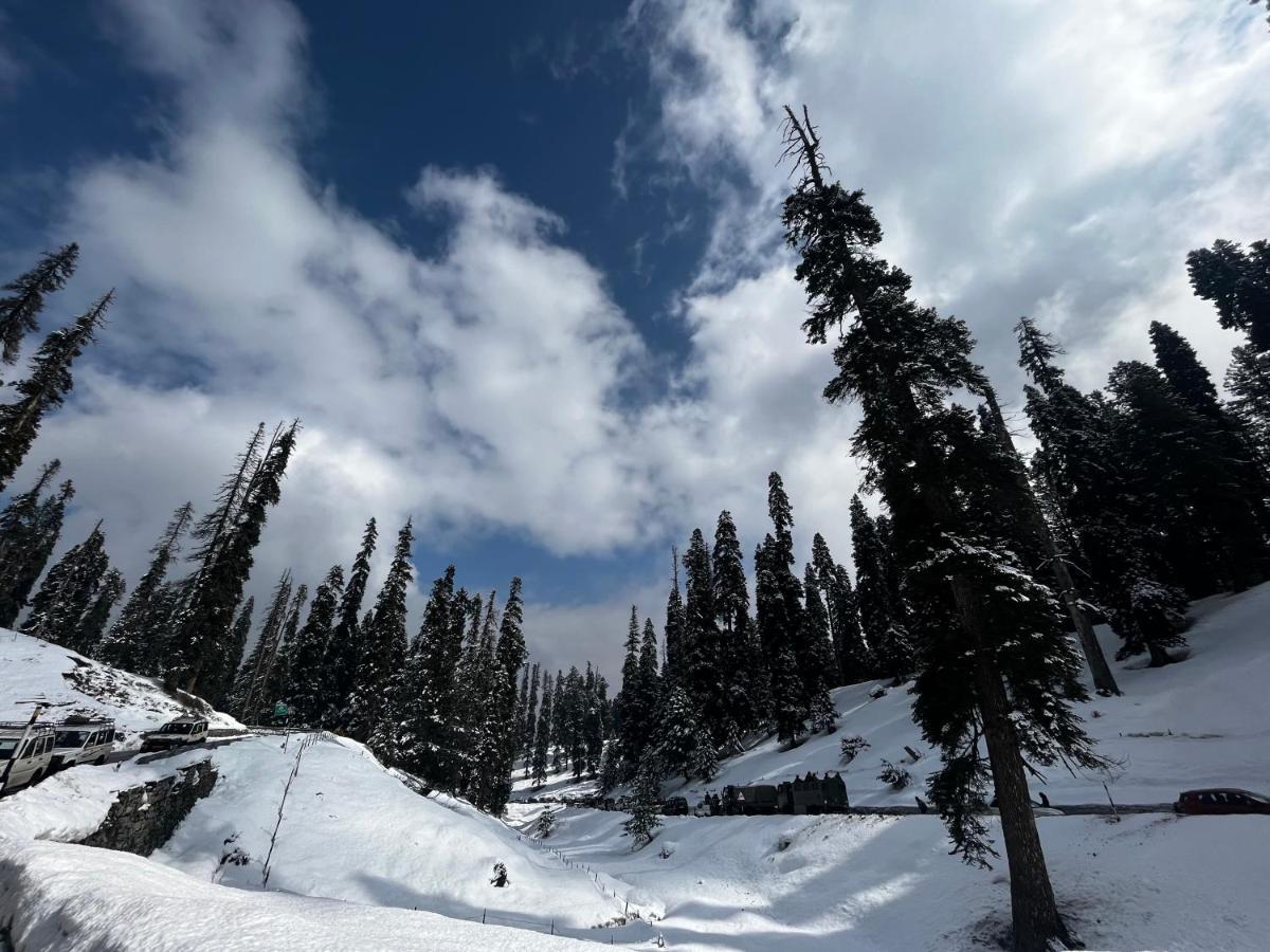 Everest Guest House Gulmarg Exteriör bild