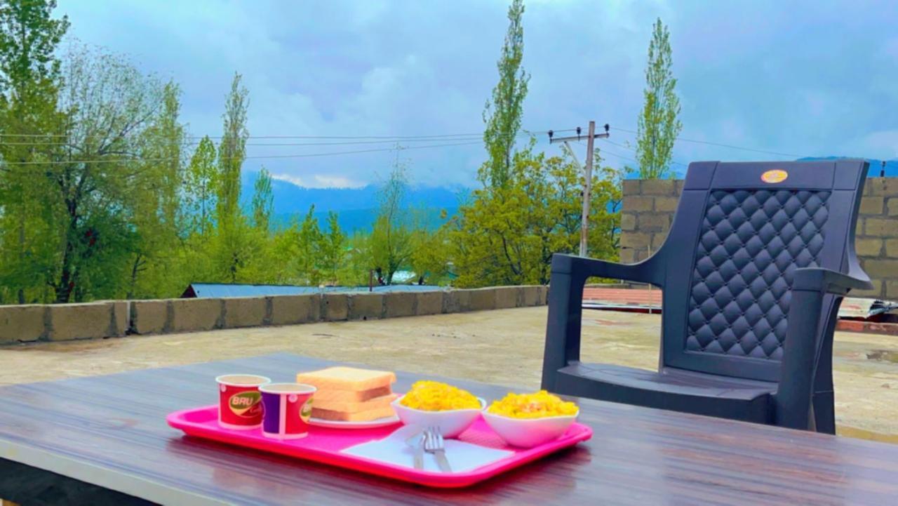 Everest Guest House Gulmarg Exteriör bild