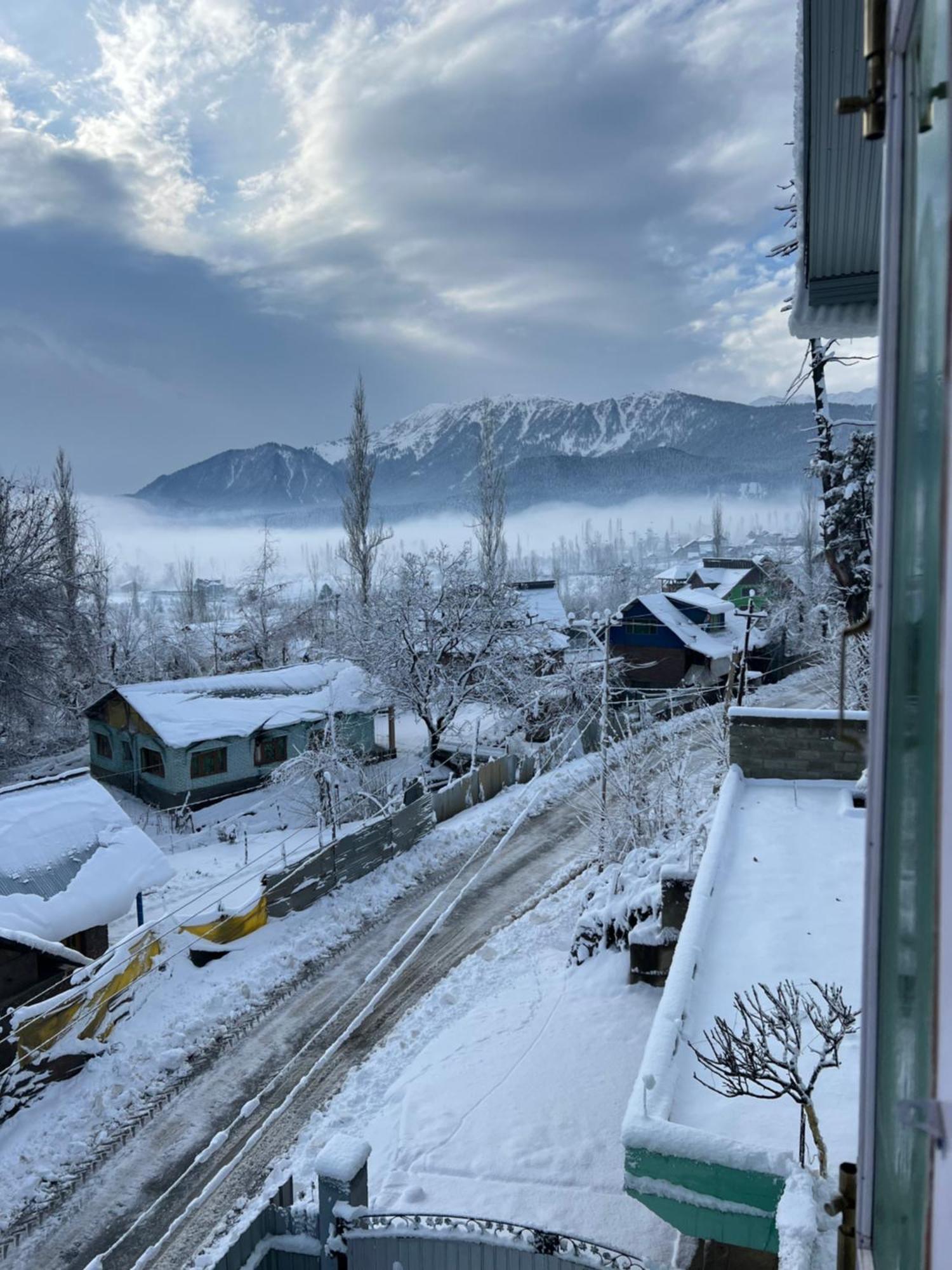Everest Guest House Gulmarg Exteriör bild
