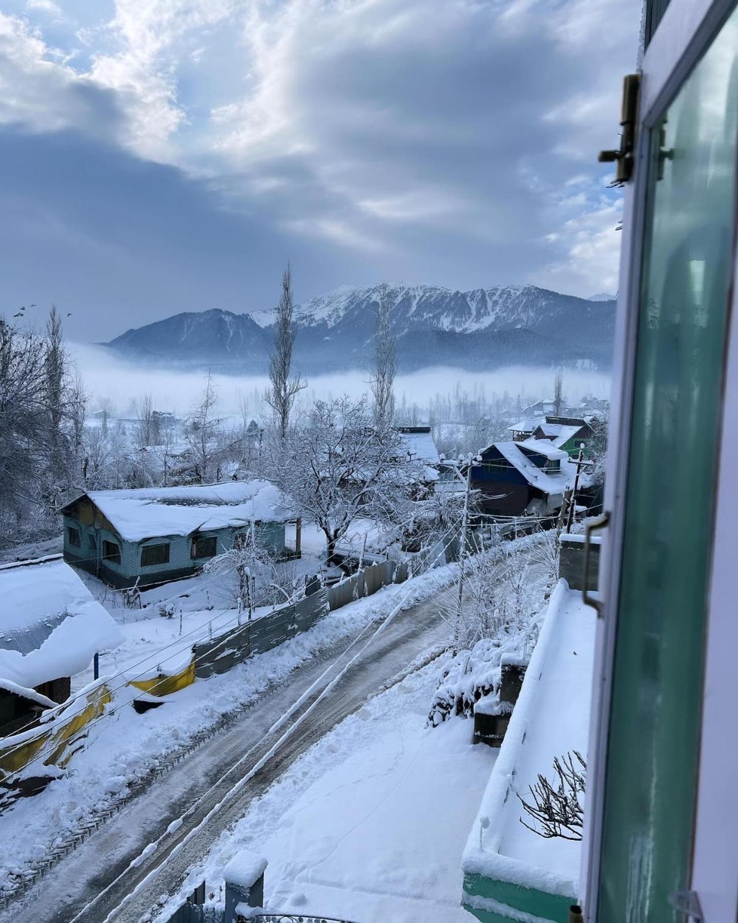 Everest Guest House Gulmarg Exteriör bild