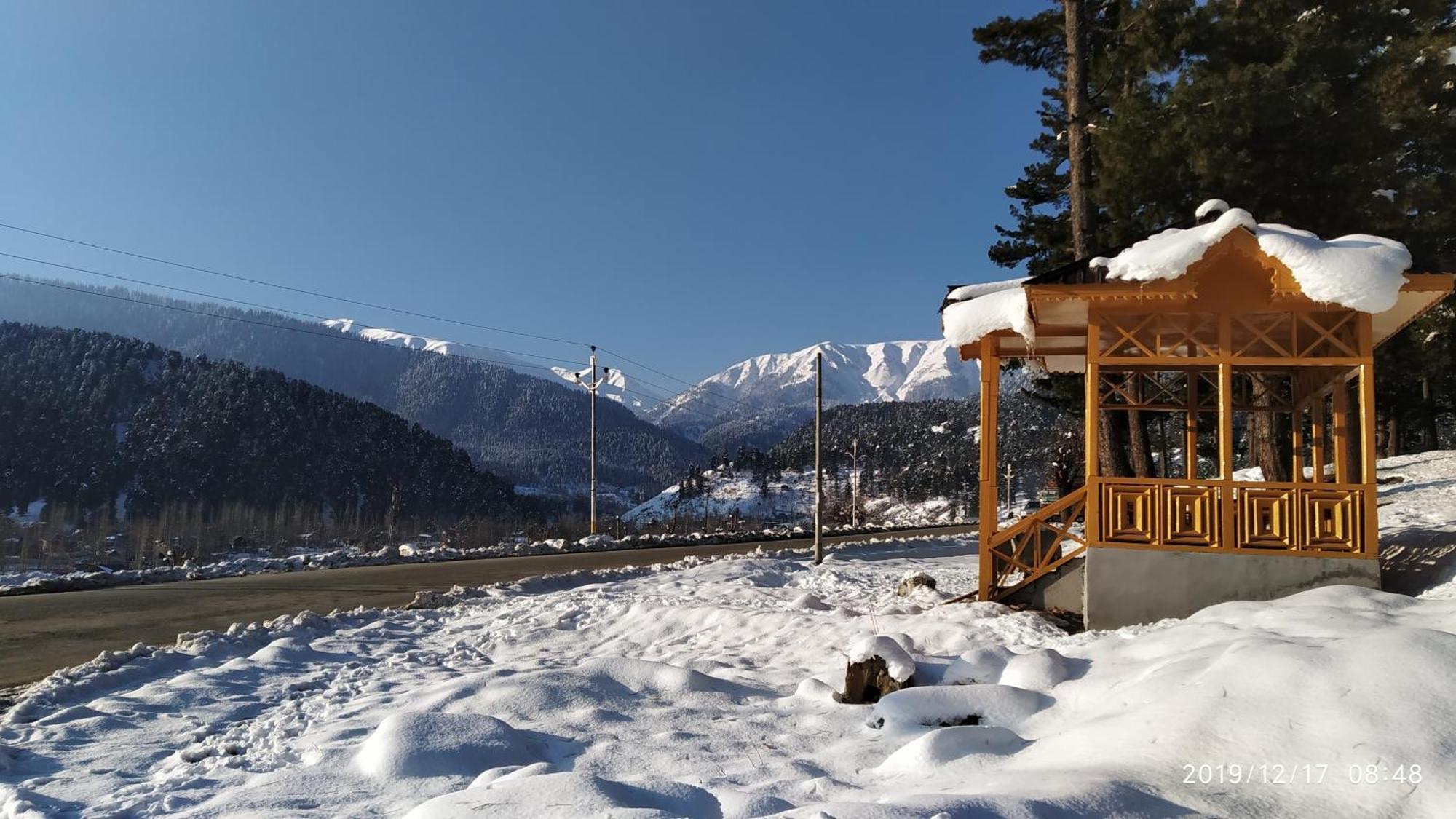 Everest Guest House Gulmarg Exteriör bild