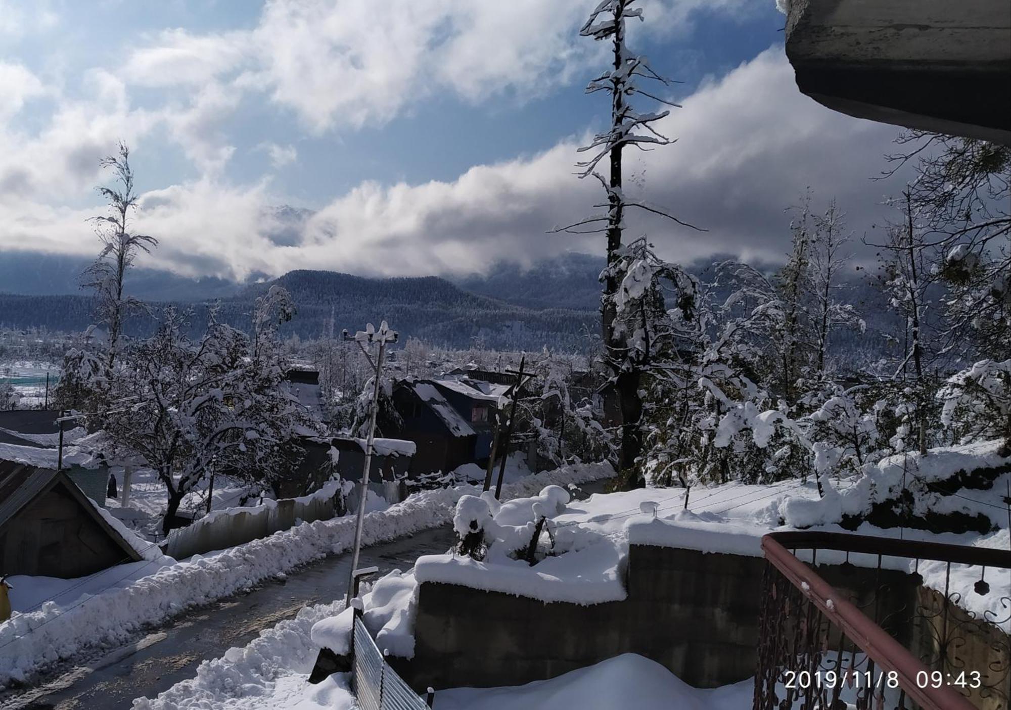 Everest Guest House Gulmarg Exteriör bild