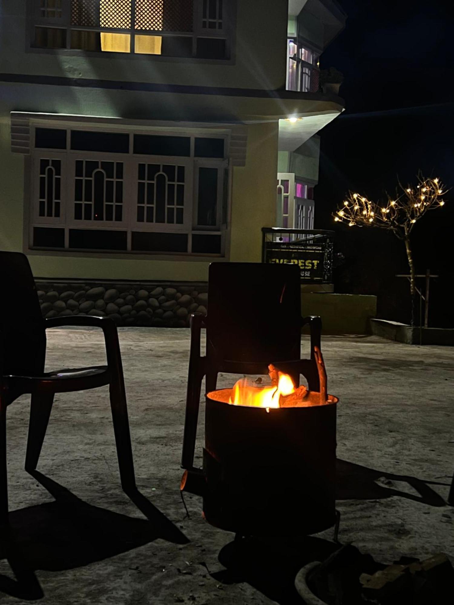 Everest Guest House Gulmarg Exteriör bild