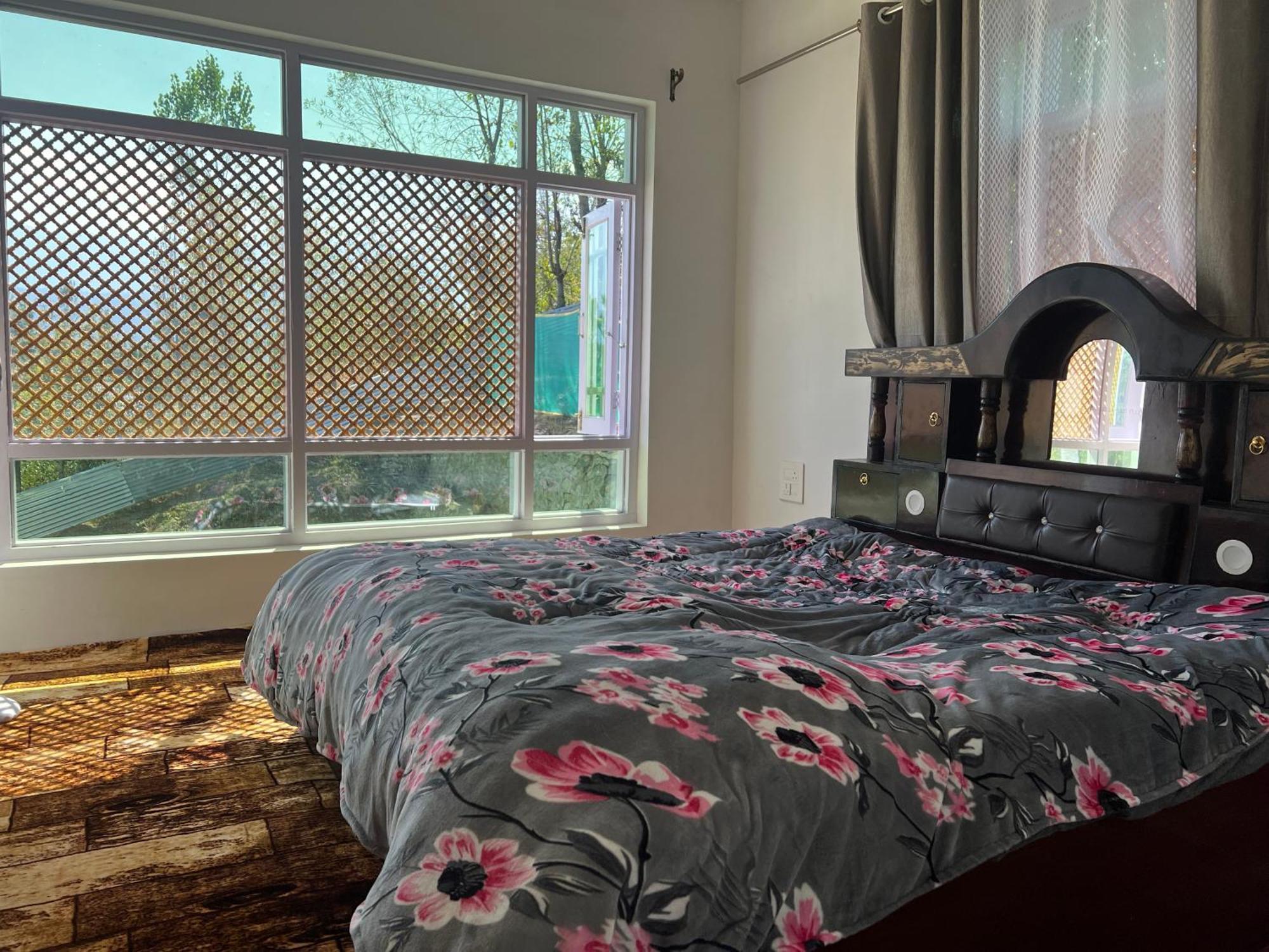 Everest Guest House Gulmarg Exteriör bild