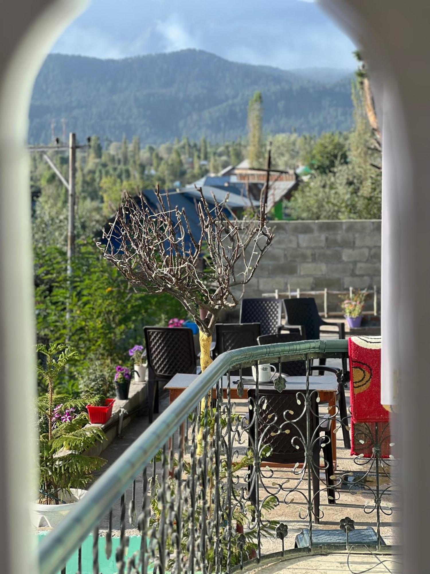 Everest Guest House Gulmarg Exteriör bild