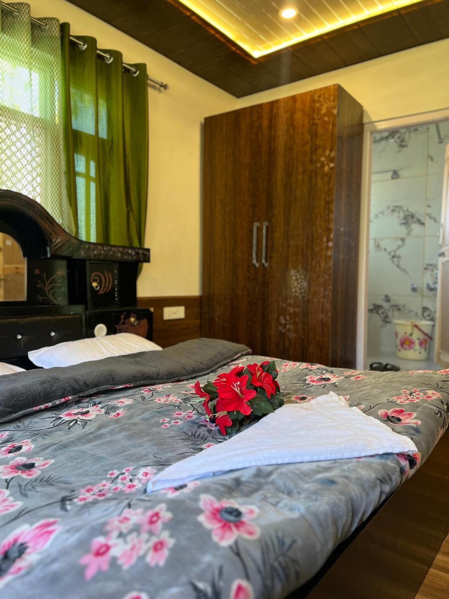 Everest Guest House Gulmarg Exteriör bild